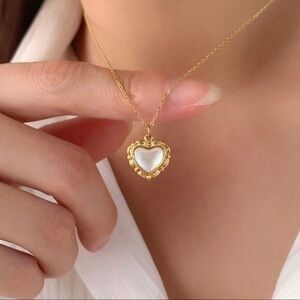 18K PVD Gold Plated Natural Shell Heart Retro Vintage Feel Necklace.